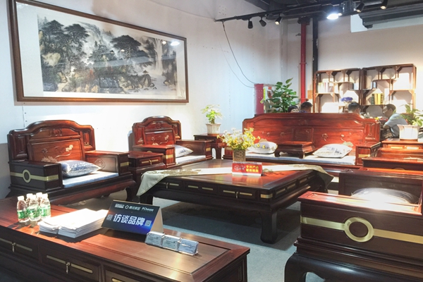 《荷荷美美》沙发荷花图案与素雅蓝的软装相呼应，充满诗情画意